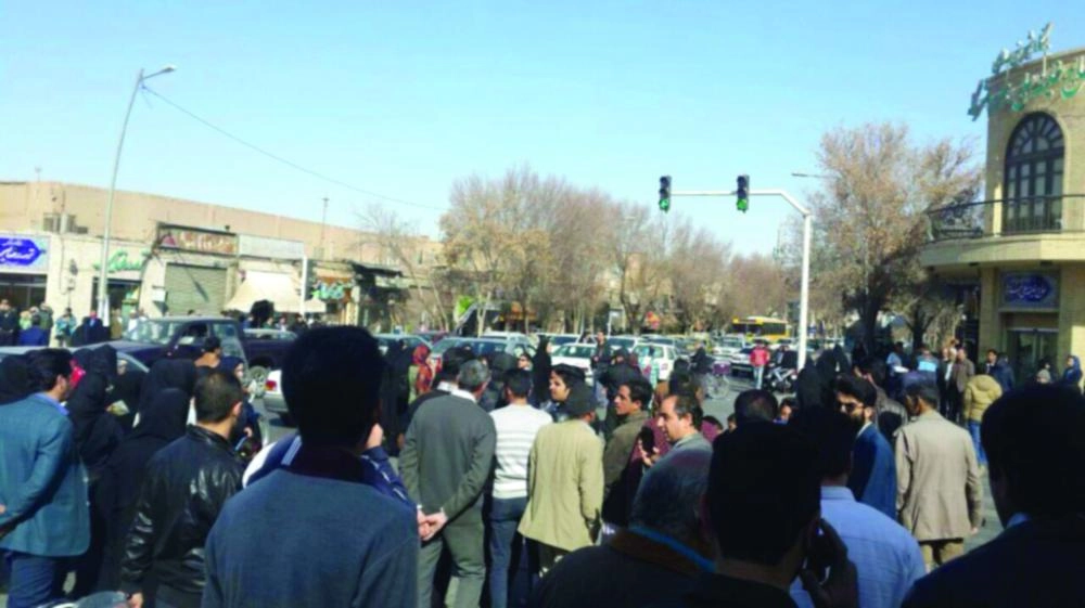 






متظاهرون في قم ومدن إيرانية                                                                                                               (تويتر)