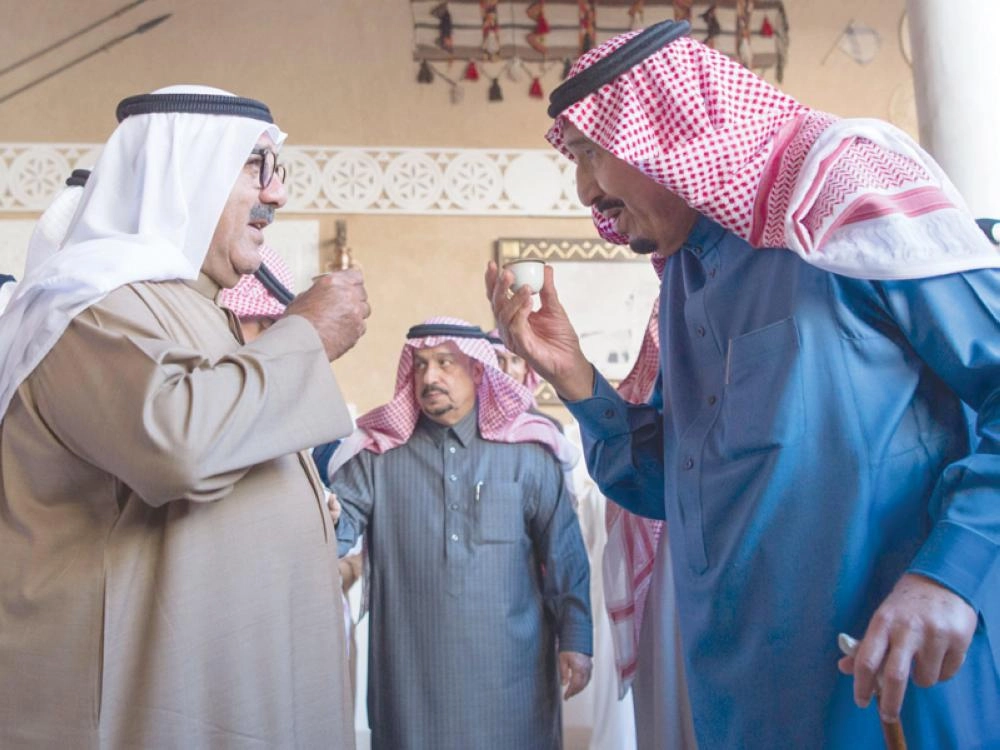 
خادم الحرمين الملك سلمان بن عبدالعزيز مستقبلا النائب الأول لرئيس مجلس الوزراء وزير الدفاع بالكويت ناصر الصباح أمس (واس)