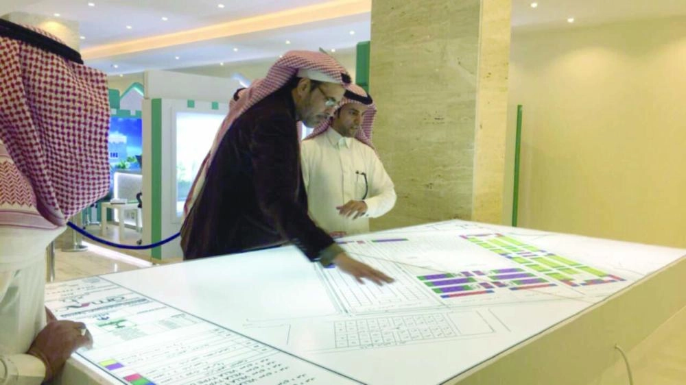 






مستفيدون أثناء معاينة خارطة مشروع عرعر                                                                   (مكة)