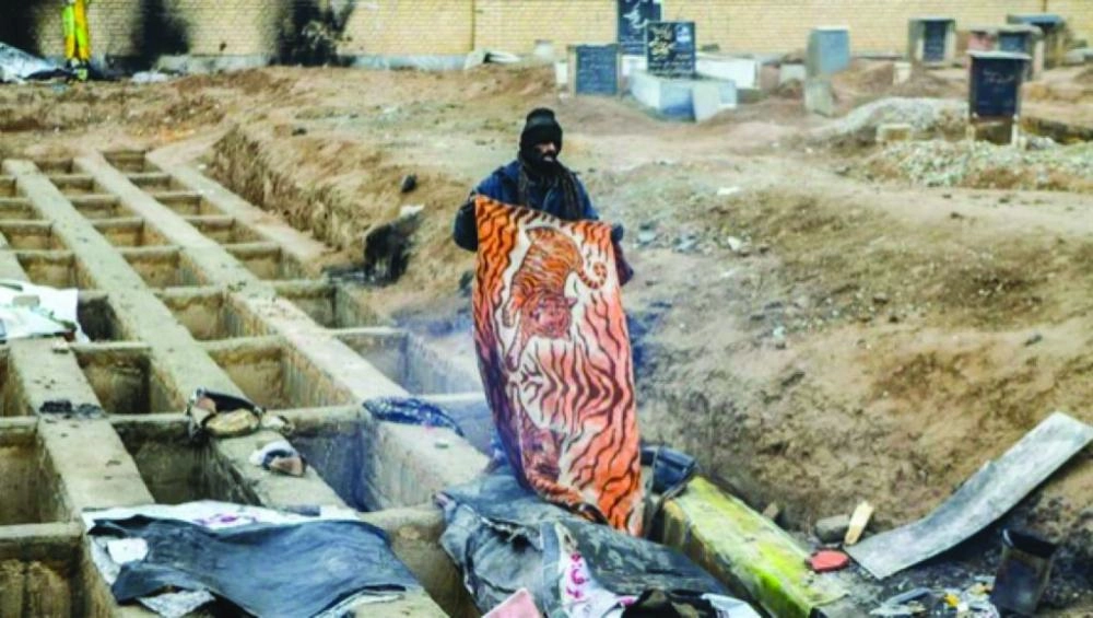 






مواطن إيراني يتخذ المقابر سكنا.. وأسلحة وأعلام طهران تظهر في البحرين ولبنان                                                                      (تويتر)