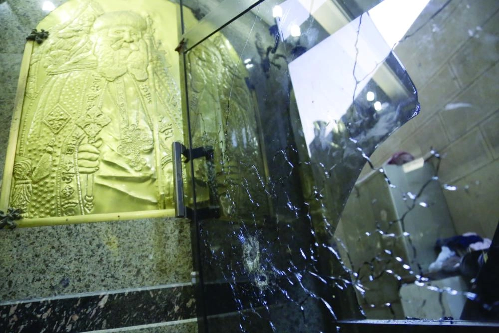 






تهشم الباب الزجاجي بعد الهجوم