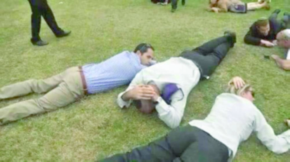 






إسرائيليون يحتمون بعد انطلاق صافرات الإنذار                        (تويتر)