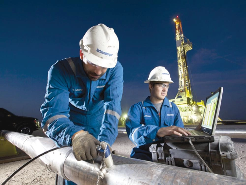 أحد مهندسي شلمبرجير خلال حفر إحدى آبار النفط                                                                                                    (مكة)