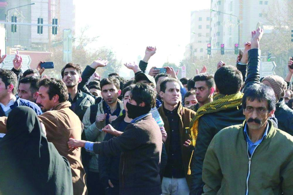 عشرات المتظاهرين في المدن الإيرانية احتجاجا على سياسات طهران                                                                                        (تويتر)