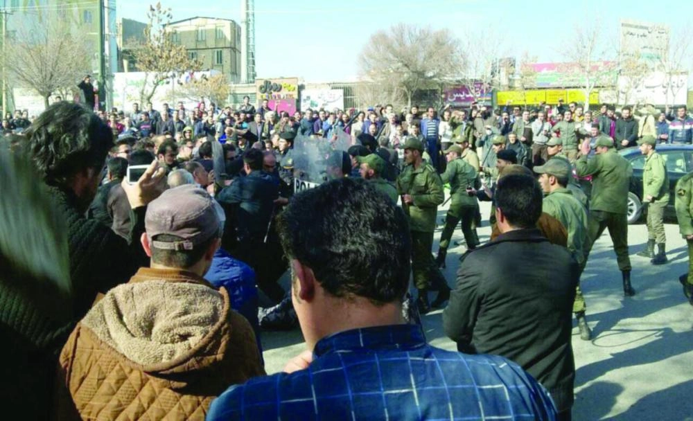 عشرات المتظاهرين في المدن الإيرانية احتجاجا على سياسات طهران                                                                                        (تويتر)