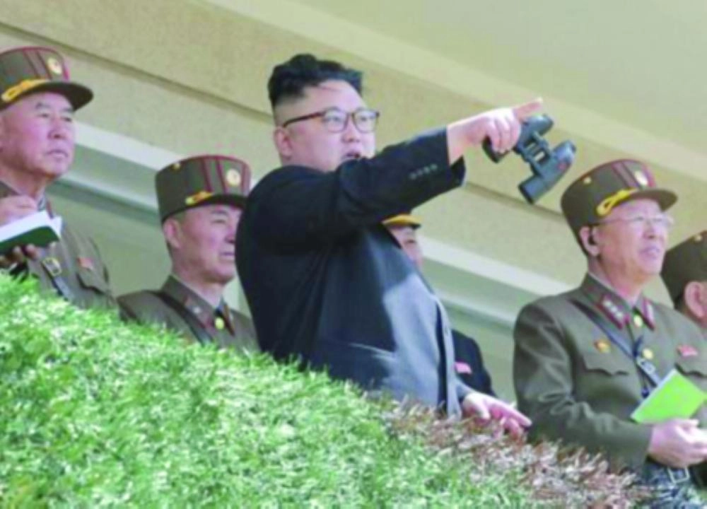 






زعيم كوريا الشمالية يشرف على عرض عسكري   (تويتر)