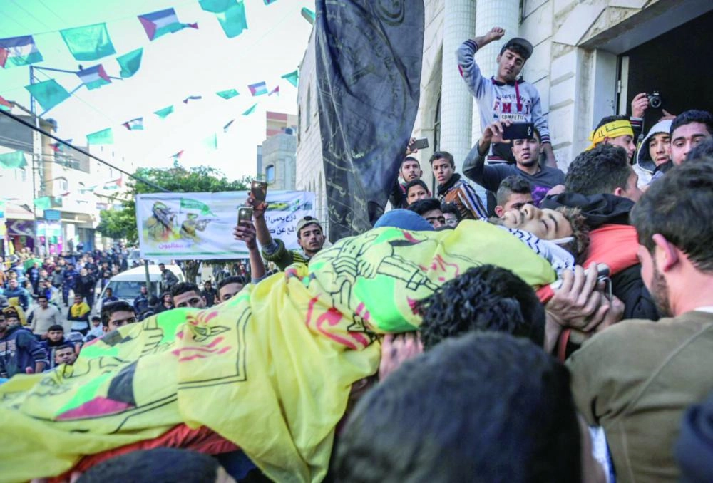 






فلسطينيون يشيعون جنازة جمال مصلح أمس                                                   (تويتر)