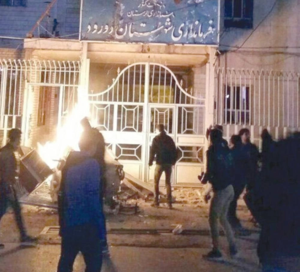 مقر الحرس الثوري الإيراني تعرض للحرق