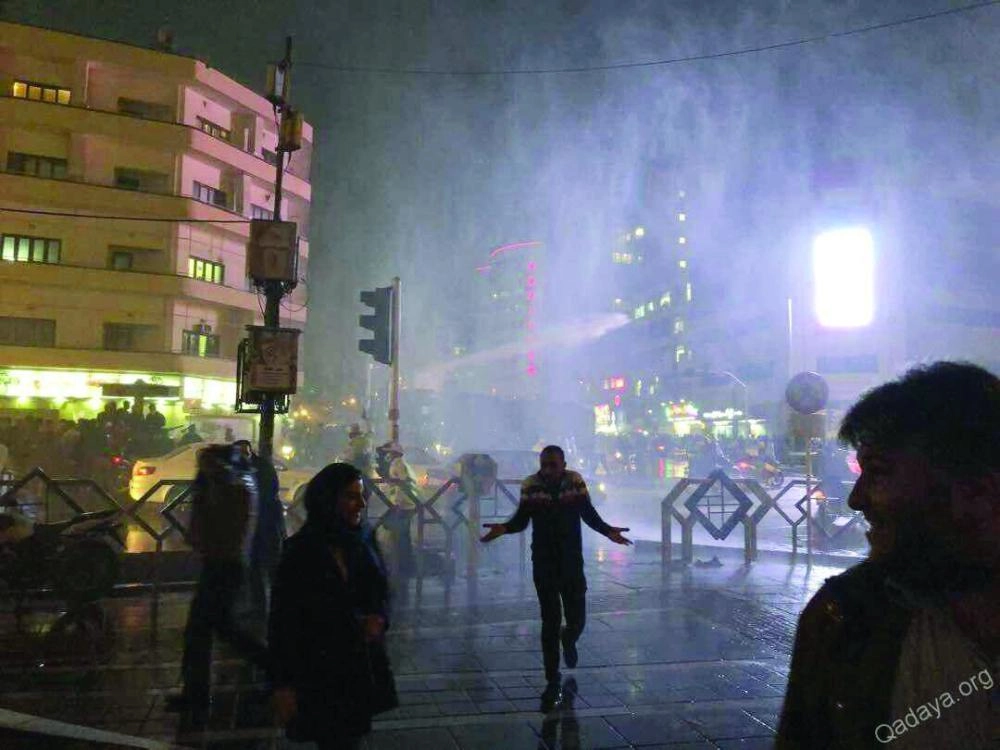 






القوات الإيرانية تفرق الحشود المتوجهة إلى بيت المرشد         (مكة)