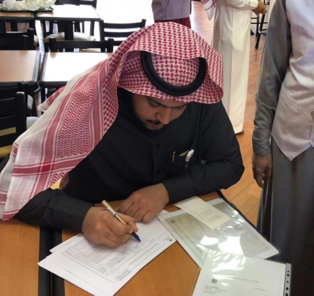 أحد المفتشين خلال تدوين مخالفة (مكة)