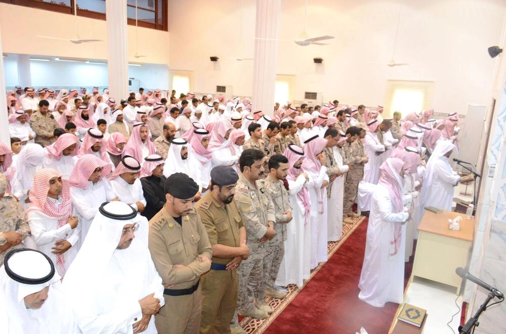 






من أداء الصلاة على الشهيد أحمد غازي                        (واس) 