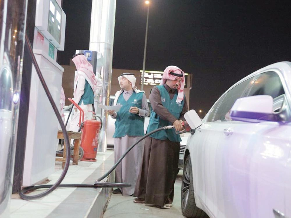 صورة وزعتها وزارة التجارة وانتشرت في تويتر لأحد مفتشيها وهو يملأ الوقود لمستهلك بعد امتناع المحطة عن البيع