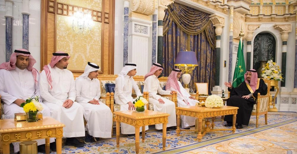 خادم الحرمين مستقبلا أسرة القاضي الجيراني (واس)