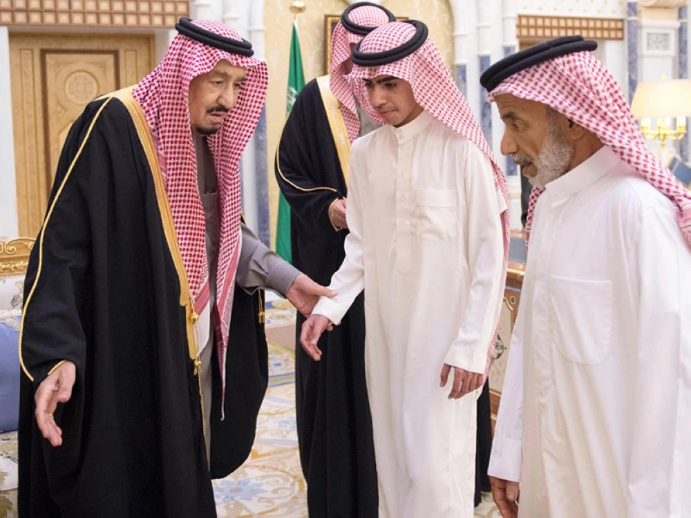 خادم الحرمين مستقبلا أسرة القاضي الجيراني (واس)