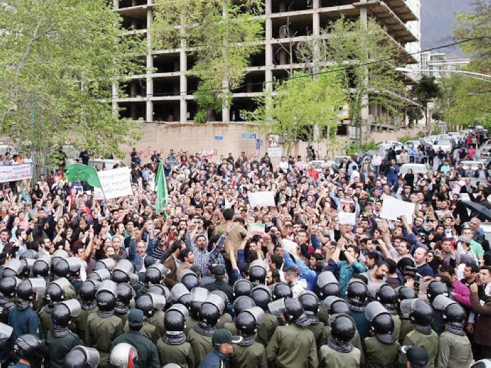 حشود من المتظاهرين الإيرانيين أمس (مكة)