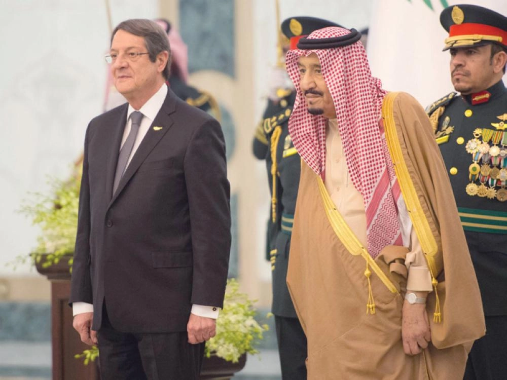 الملك سلمان مستقبلا نيكوس اناستاسيادس في الرياض أمس