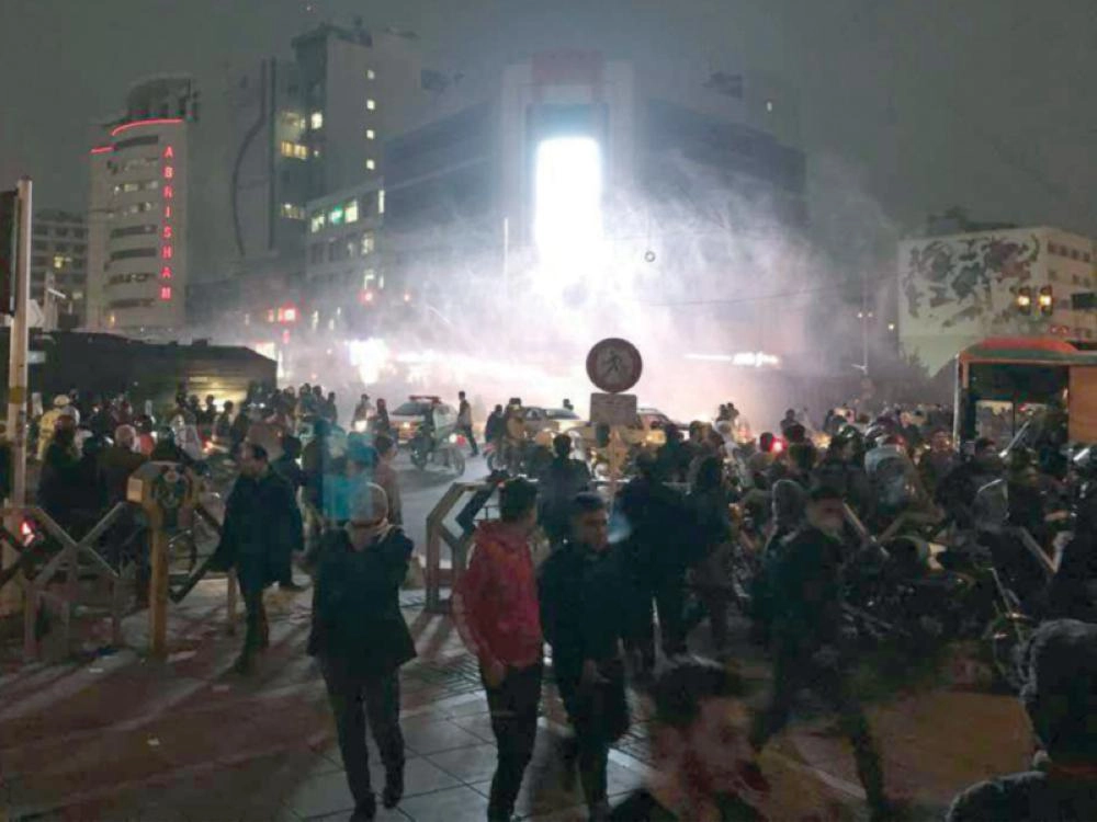 من المظاهرات الإيرانية المطالبة بإسقاط النظام (تويتر)