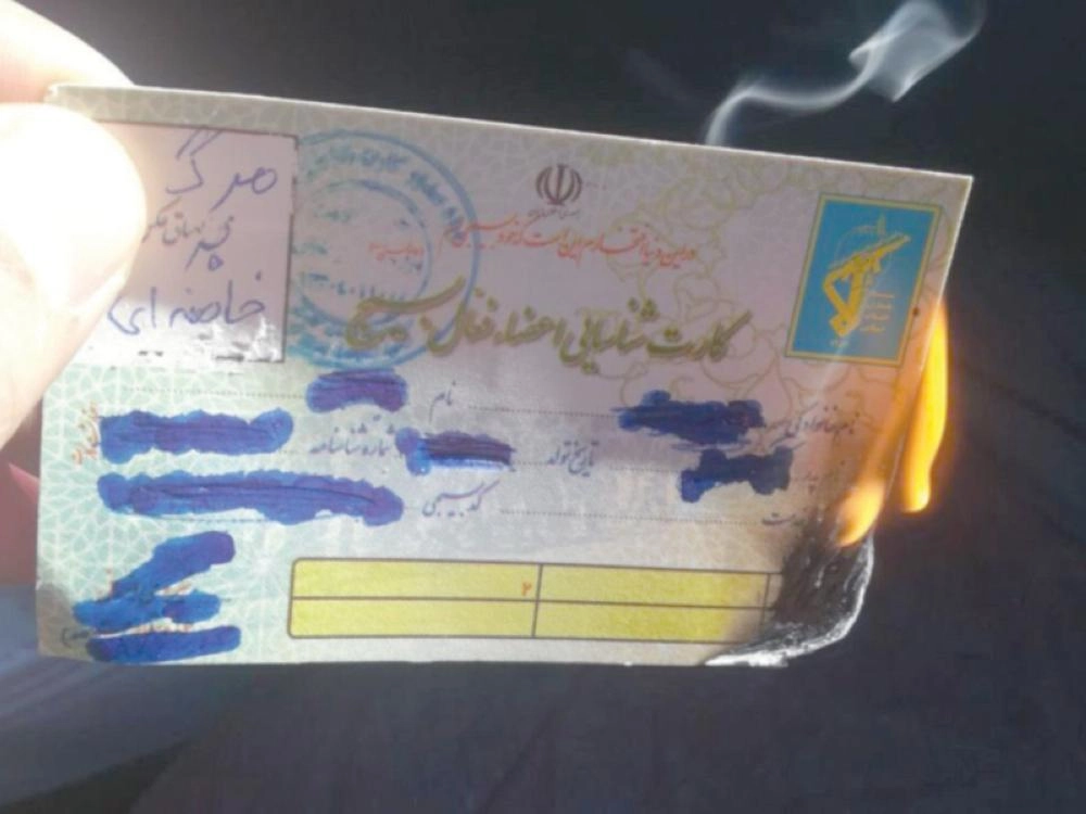 صورة متداولة لحرق أحد عناصر الباسيج لبطاقته
