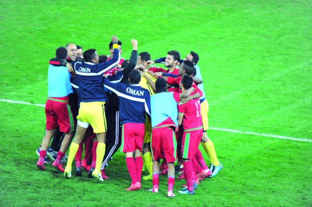 فرحة لاعبي المنتخب العماني باللقب الخليجي                    (كونا)