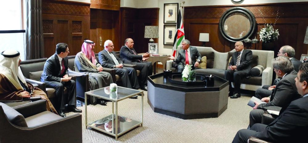 العاهل الأردني مستقبلا الوزراء وأبو الغيط (بترا)