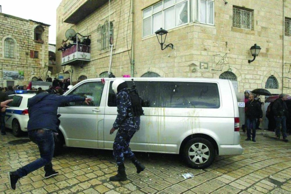 






آثار البيض على إحدى مركبات الموكب        (تويتر)