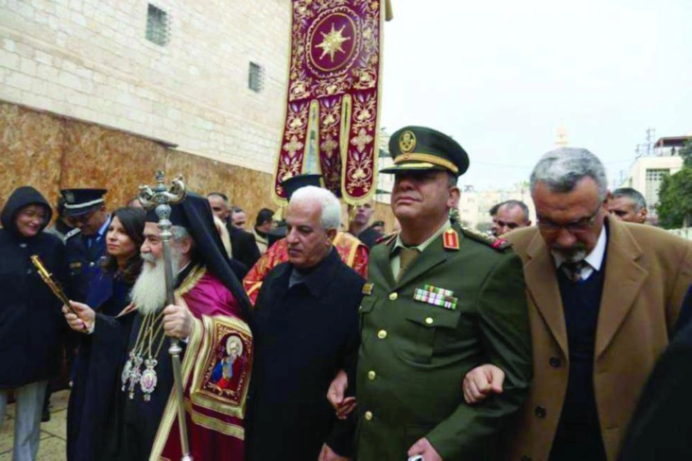 






البطريرك محاطا بمستقبليه