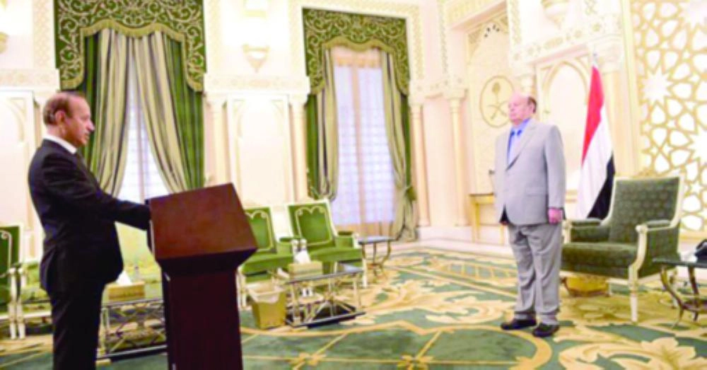 






محافظ تعز مؤديا اليمين أمام هادي في الرياض         (موقع الرئيس)