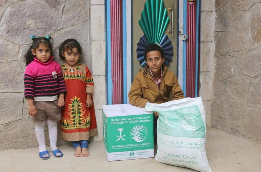 






مركز الملك سلمان يوزع سلة غذائية لمحتاجين بمحافظة تعز                 (واس)