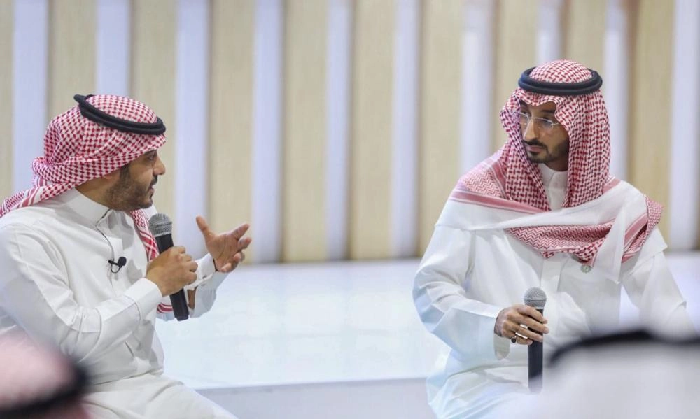 عبدالله بن بندر مشاركا في نقاشات المعرض (مكة)