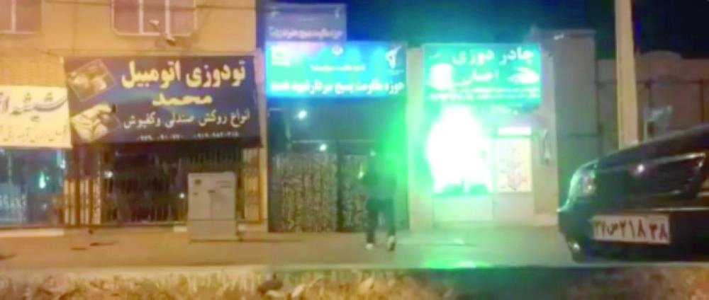 إيراني يوثق حرقه لأحد مقرات الباسيج                                                                 (تويتر)