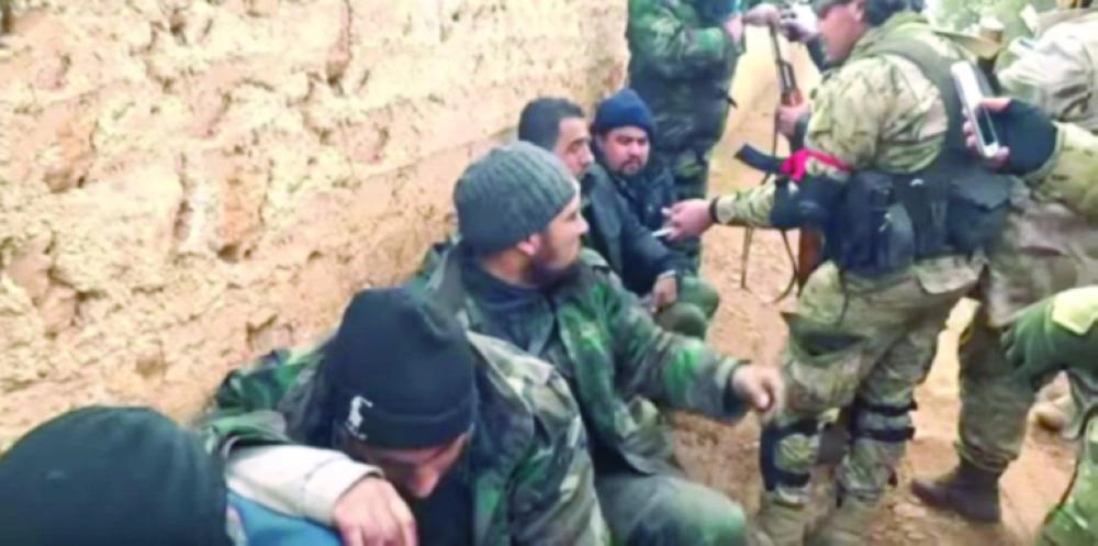 عشرات الأسرى من جنود النظام ومعاونيه                (تويتر)