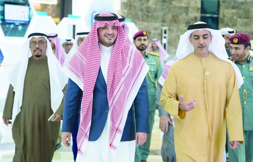 






عبدالعزيز بن سعود وسيف بن زايد أثناء جولة في المعرض                                          (واس)