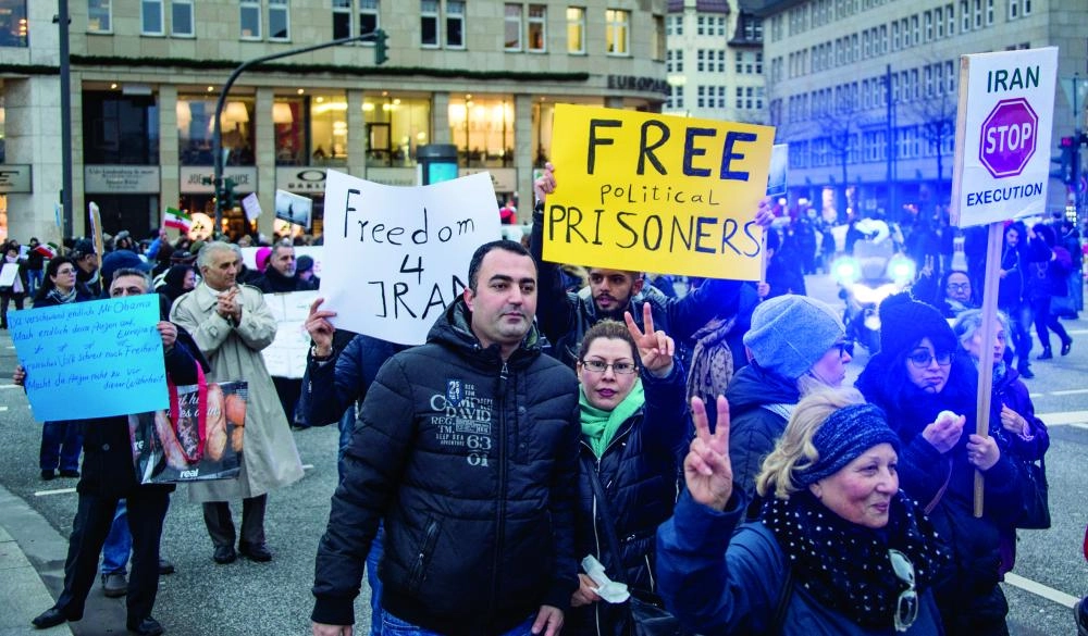 






مؤيدون لاحتجاجات الإيرانيين ضد النظام في هامبورج الألمانية                                          ( د ب أ)