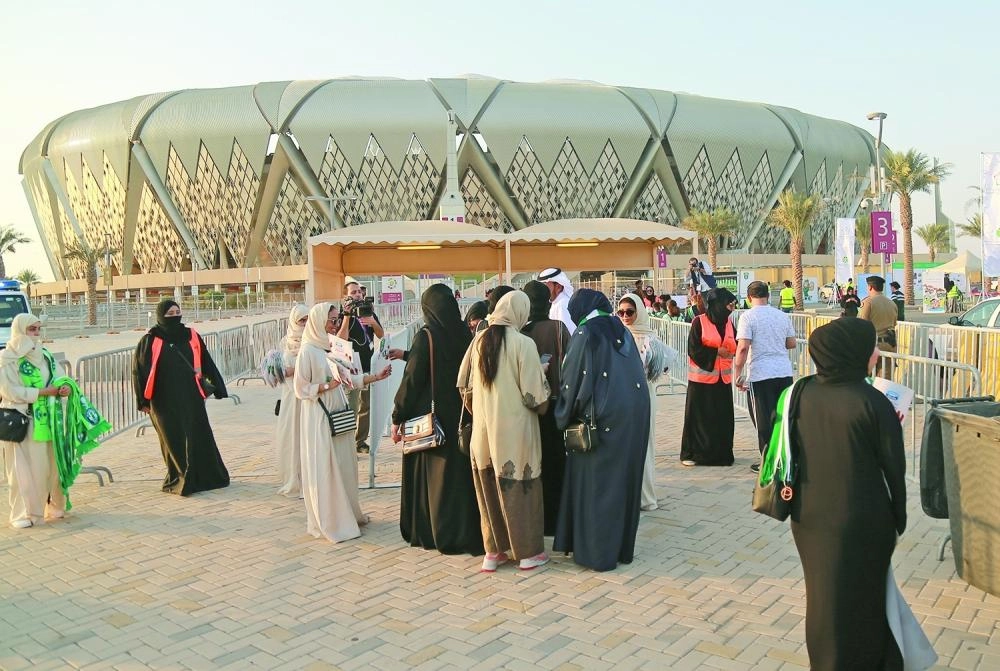 عائلات قبل دخول الملعب اليوم (ياسر بخش)