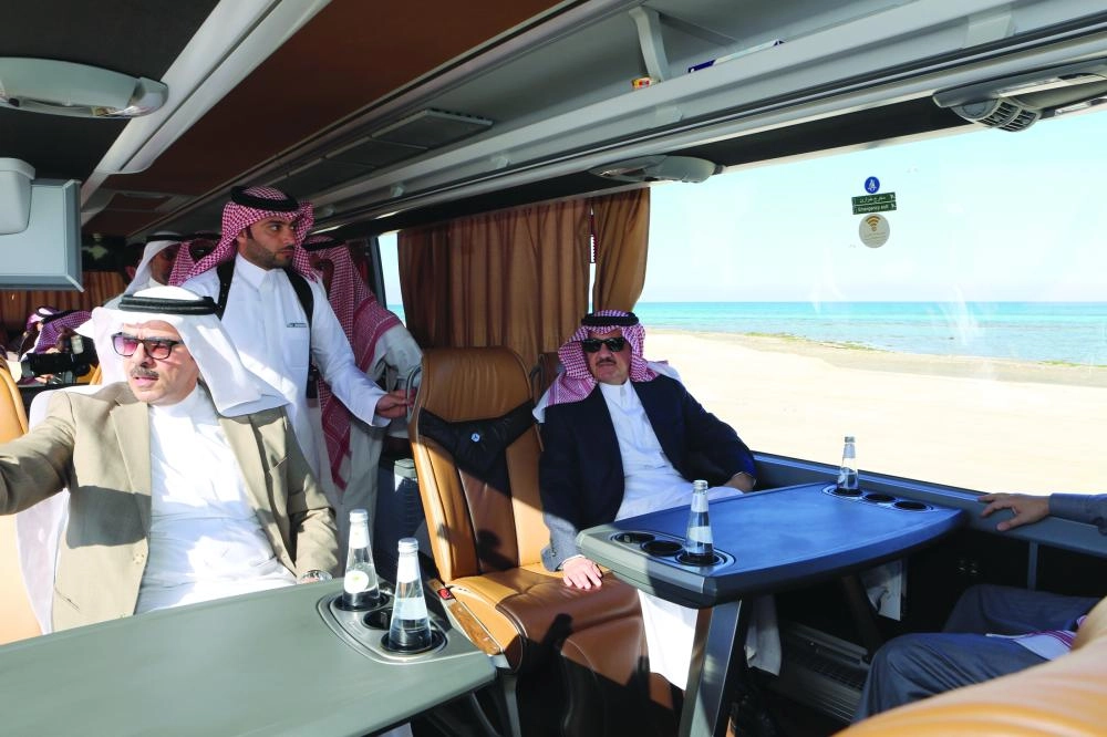 في الحافلة أثناء جولة سعود بن نايف على مشاريع العقير (مكة)