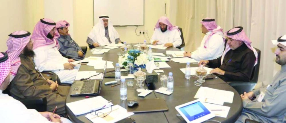 عبدالعزيز المهنا خلال ترؤسه الاجتماع (مكة)