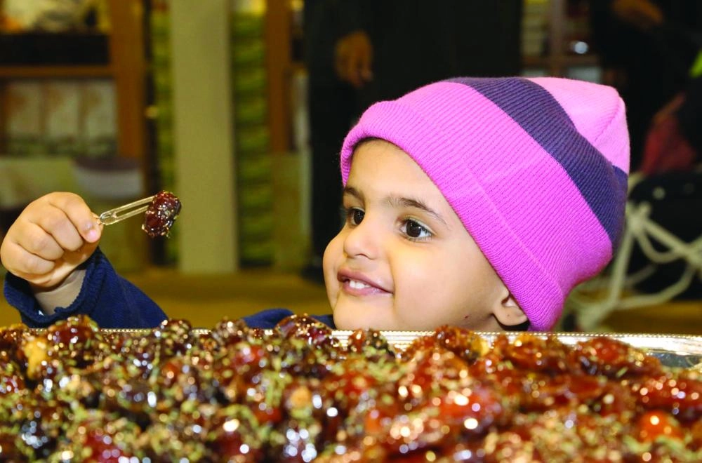 






طفل يتذوق نوعا من التمور