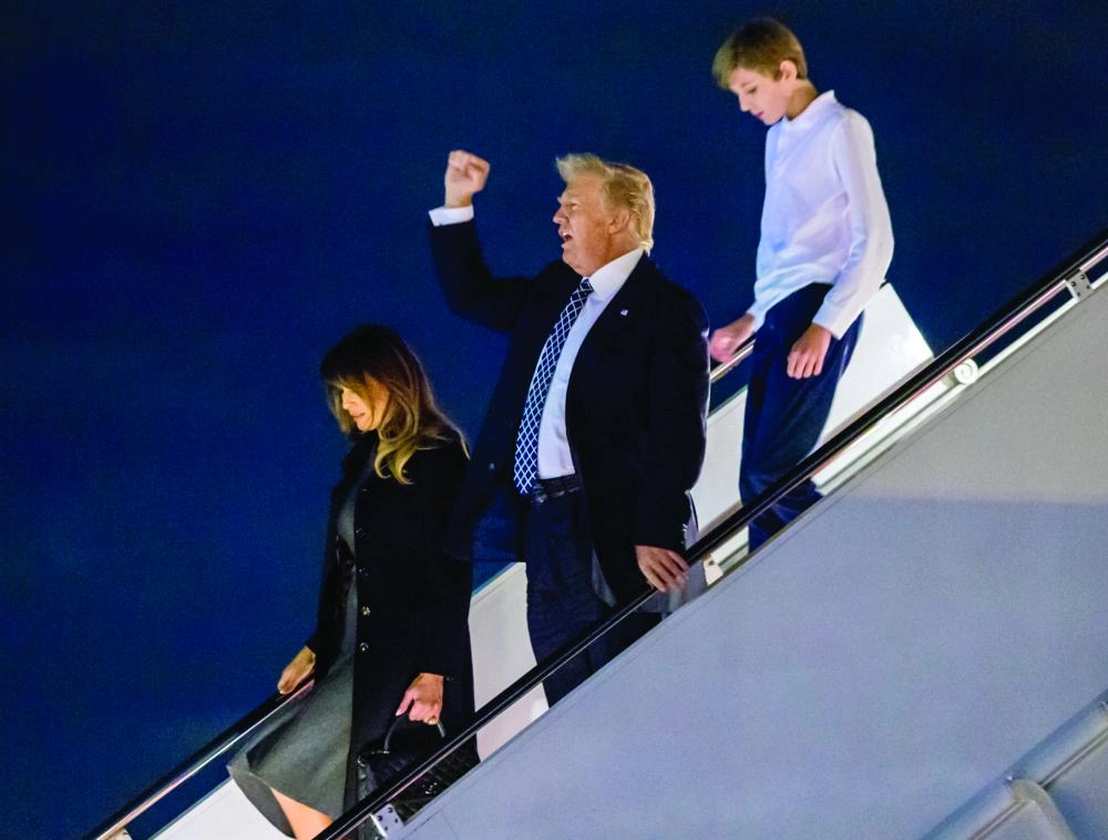 






ترمب وعائلته لدى عودته من إجراء الكشف الطبي الأول          (د ب أ)