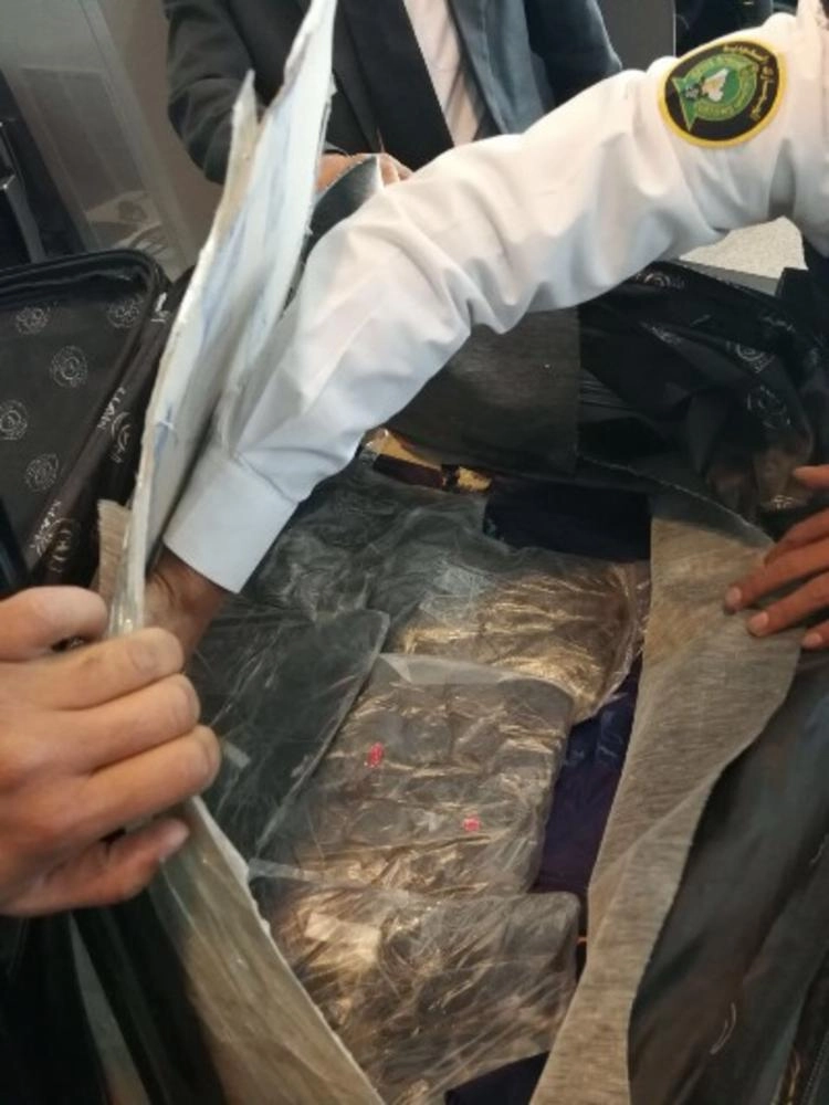 الأفيون داخل حقيبة العائلة