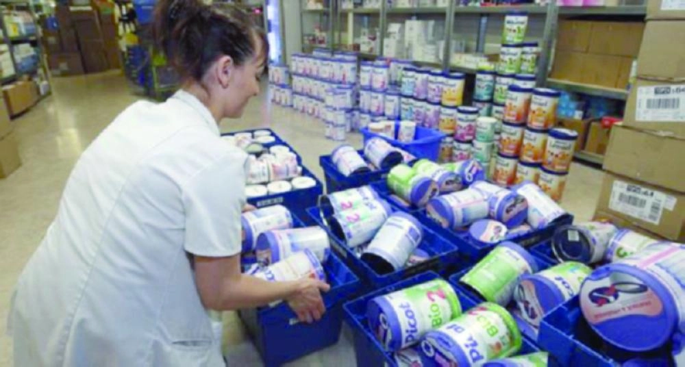 






موظفة فرنسية خلال سحب الحليب من الصيدليات             (مكة)