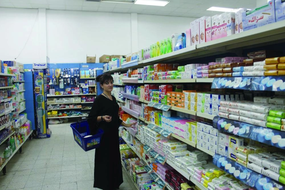 متسوقون في أحد المراكز التجارية (مكة)