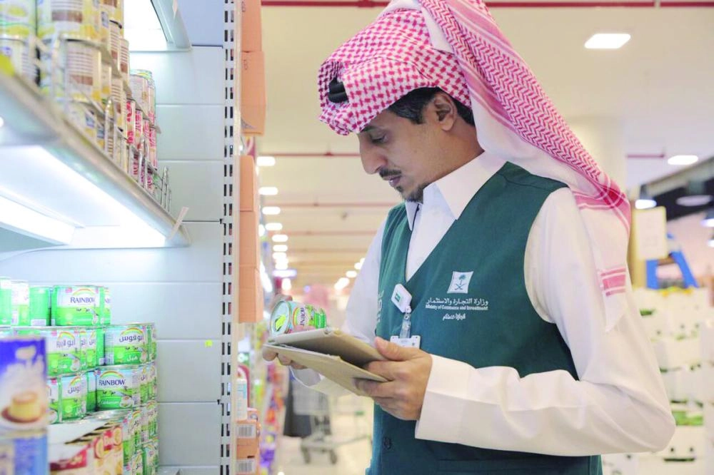 






ممثل التجارة أثناء التفتيش في مركز للمواد الغذائية                                                                                              (مكة)