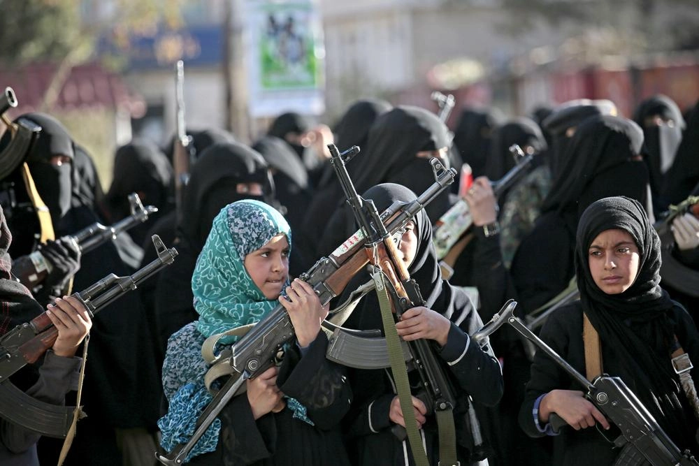 






ميليشيات الحوثي تجند الأطفال والنساء                                                                             (د ب أ)