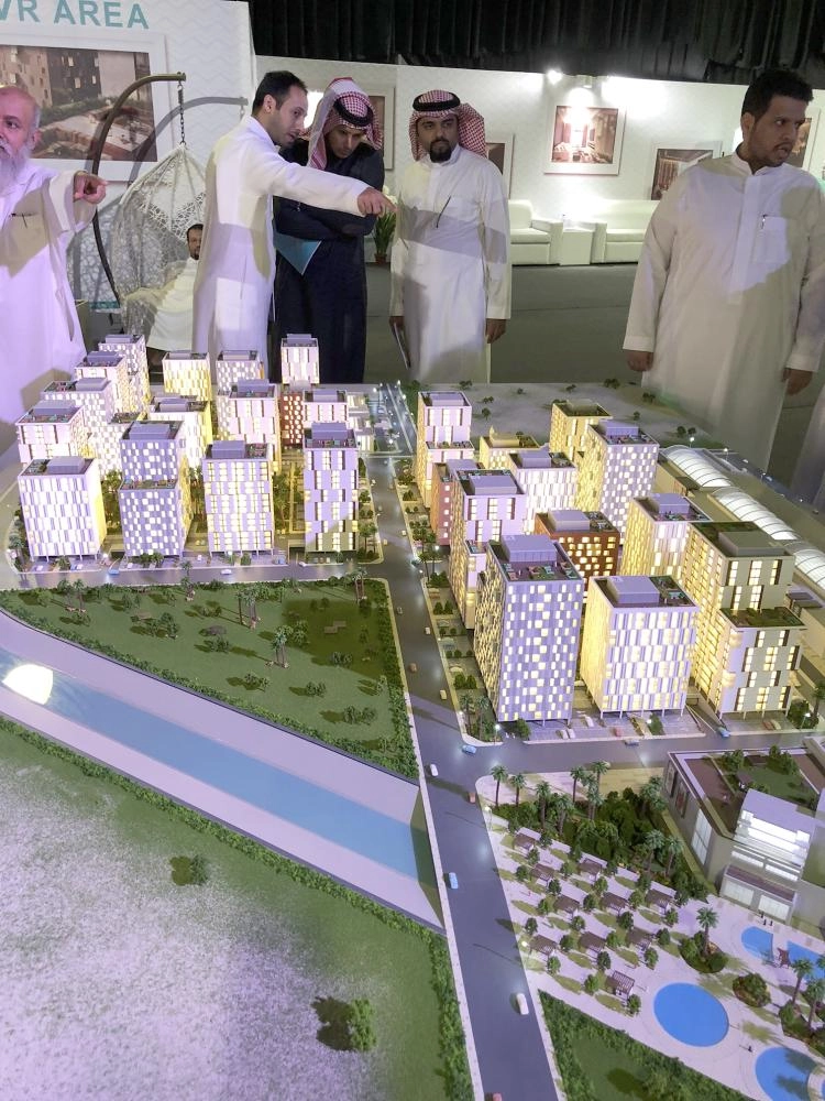 






مستفيدو الدعم يشاهدون مجسم مشروع بوابة التحلية بجدة    (مكة)