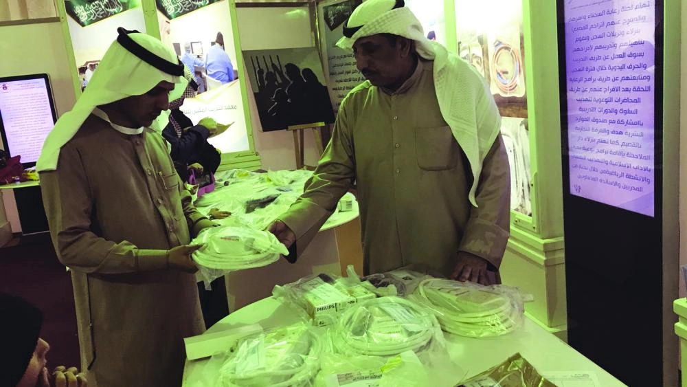 ناصر المضيان أثناء عرض منتجات نزلاء السجون بمهرجان ربيع بريدة (مكة)