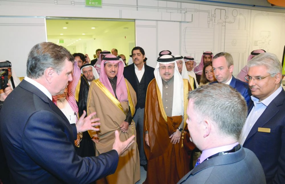 






ديفيد فار يشرح طبيعة عمل المشروع للناصر والثنيان