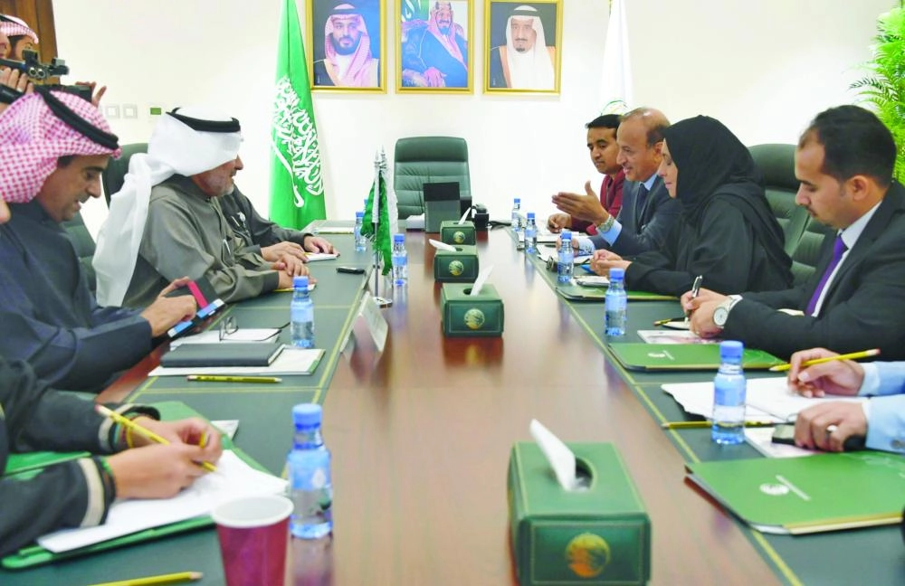 






الربيعة خلال لقائه ابتهاج الكمال وأمين محمود                                 (واس)