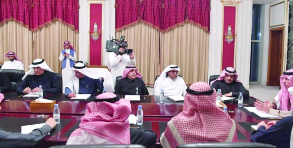 عواد العواد خلال اجتماعه مع رؤساء تحرير الصحف المحلية  (واس) 