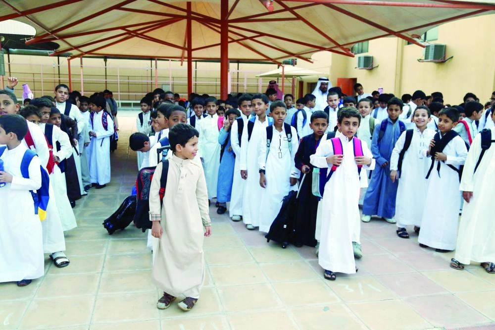 






طلاب خلال حضورهم إلى المدرسة في وقت سابق بإحدى مدارس العاصمة المقدسة                            (مكة)