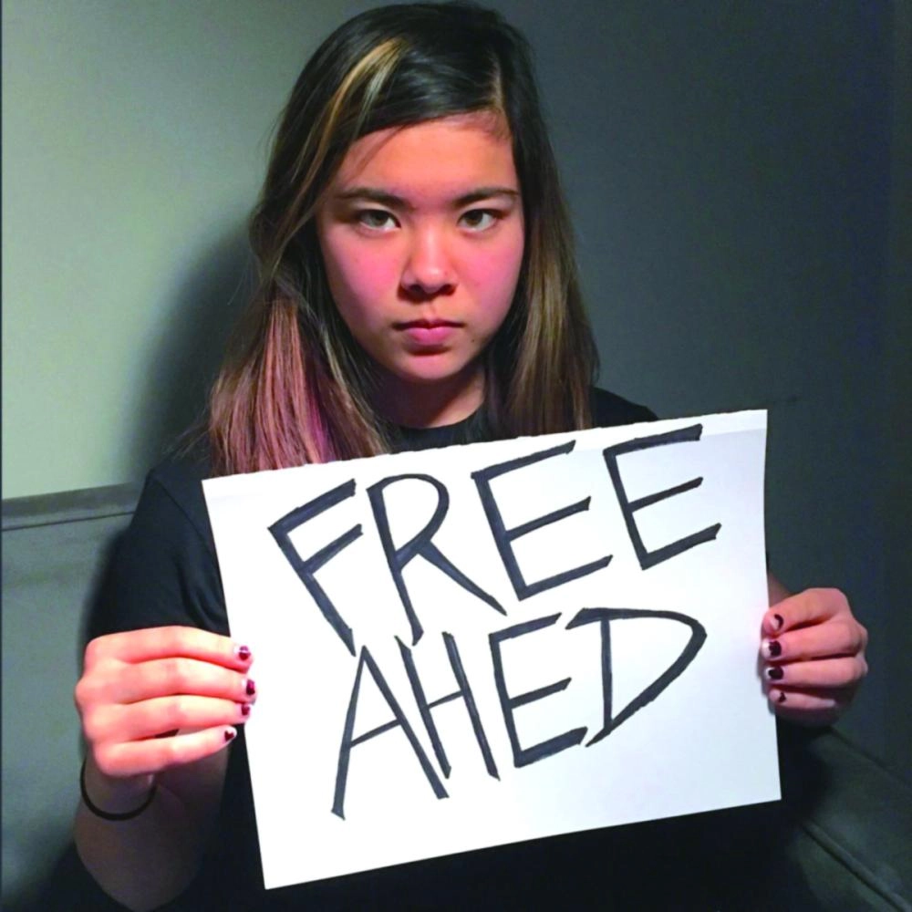 






مناصرتان لعهد في وقفتين مختلفتين